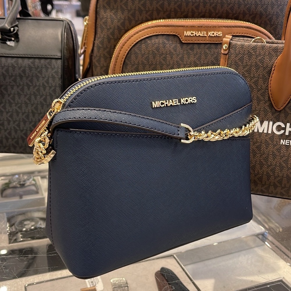 MICHAEL KORS
Jet Set Travel Medium Dome Crossbody Bag
Navy
NWT